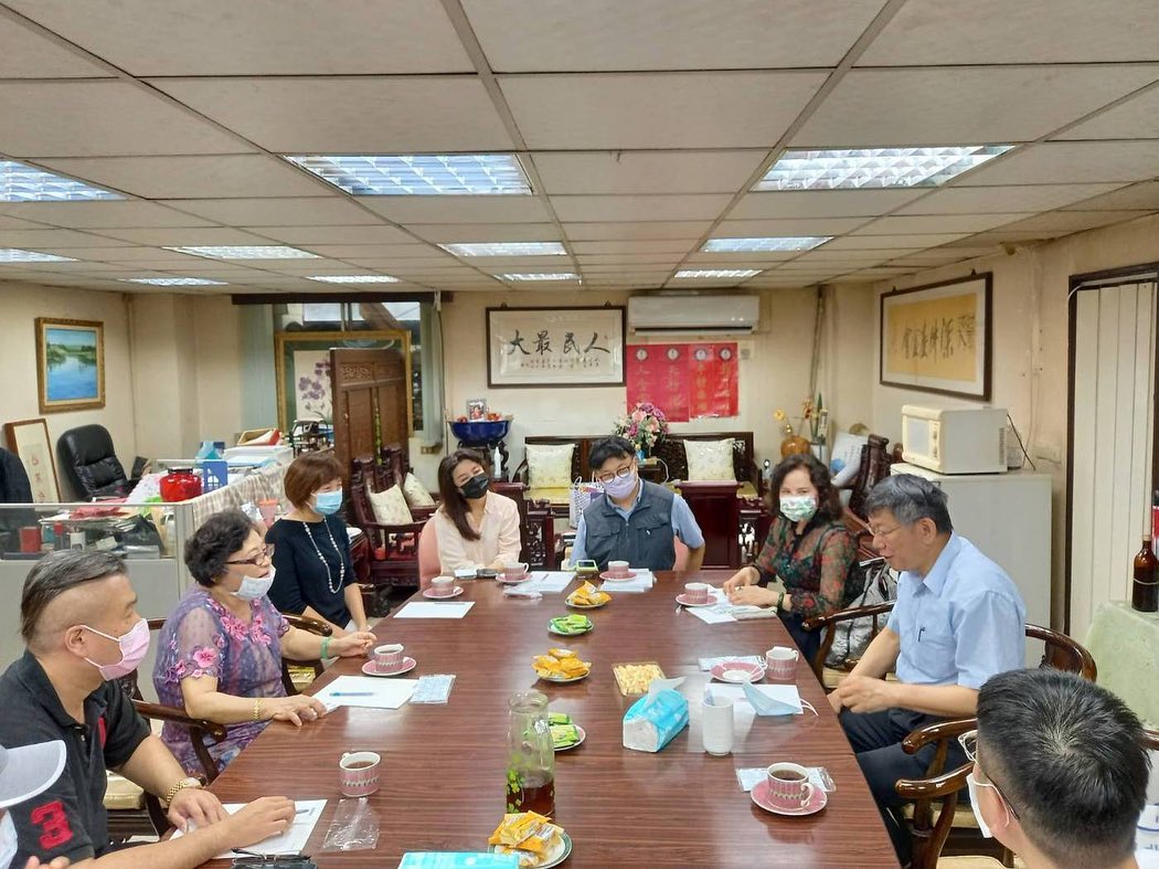台北市長柯文哲17日拜訪創立「人民最大黨」的民進黨前立委許榮淑。 圖：翻攝許榮淑臉書