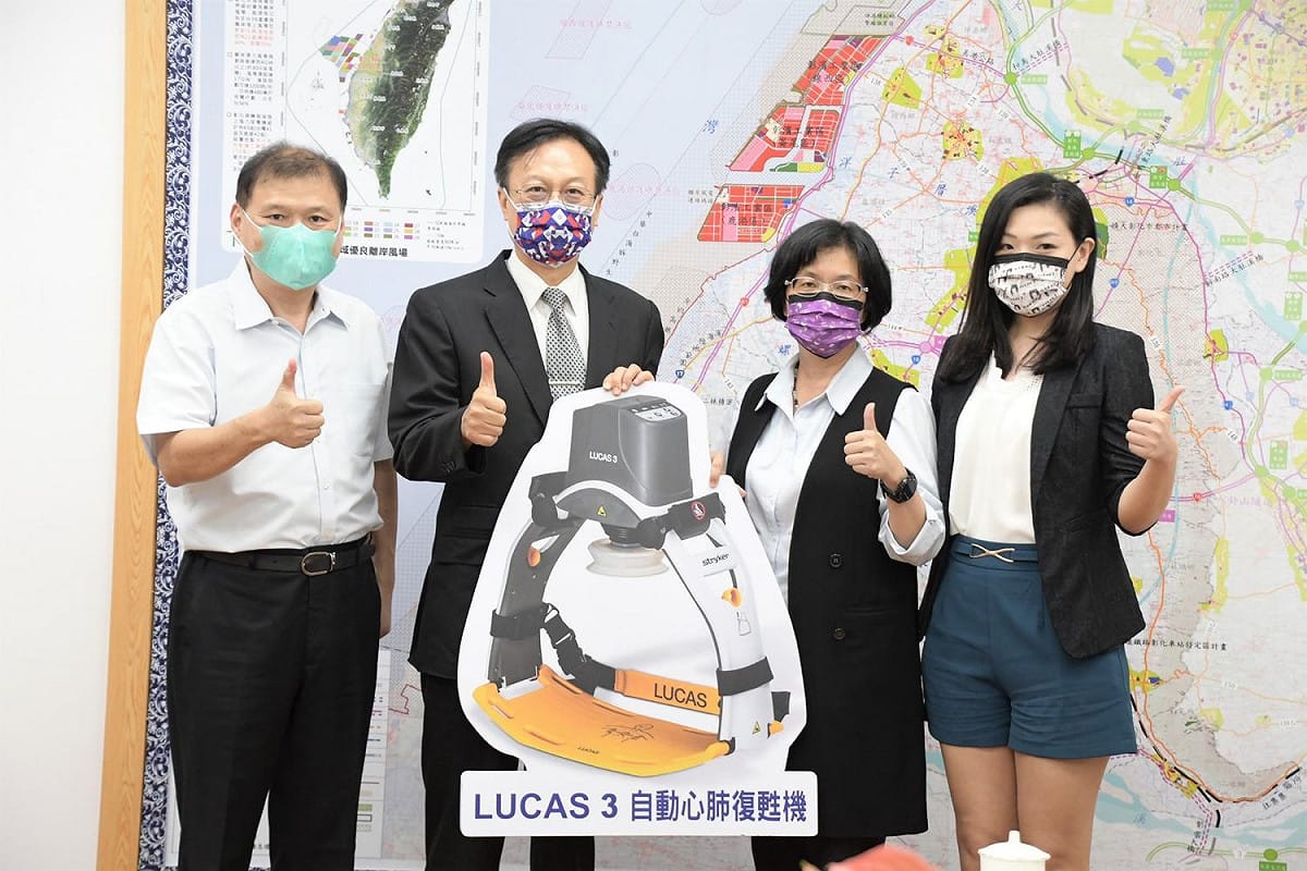 參選下屆國民黨主席選舉的前彰化縣縣長卓伯源「回娘家」，與王金平系統的彰化縣長王惠美、郭台銘系統的立委高虹安同框。 圖：翻攝卓伯源臉書