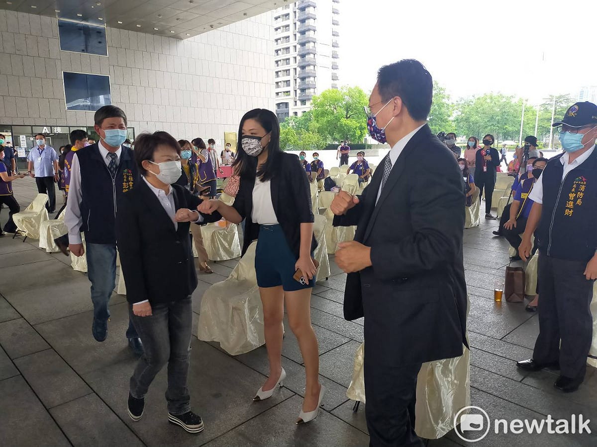盧秀燕與高虹安、卓伯源以擊肘代替握手。 唐復年/攝