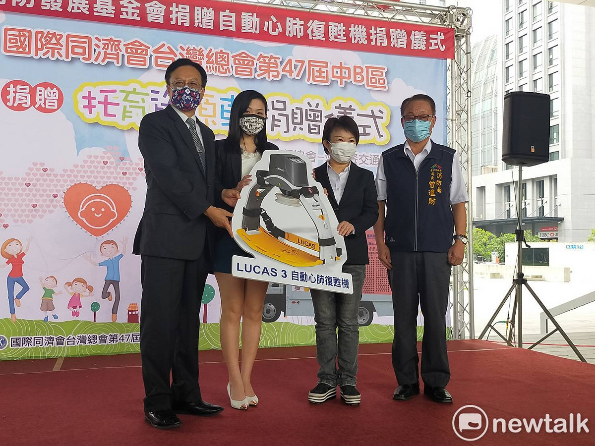 高虹安、卓伯源代表消防發展基金會捐贈自動心肺復甦機。 唐復年/攝