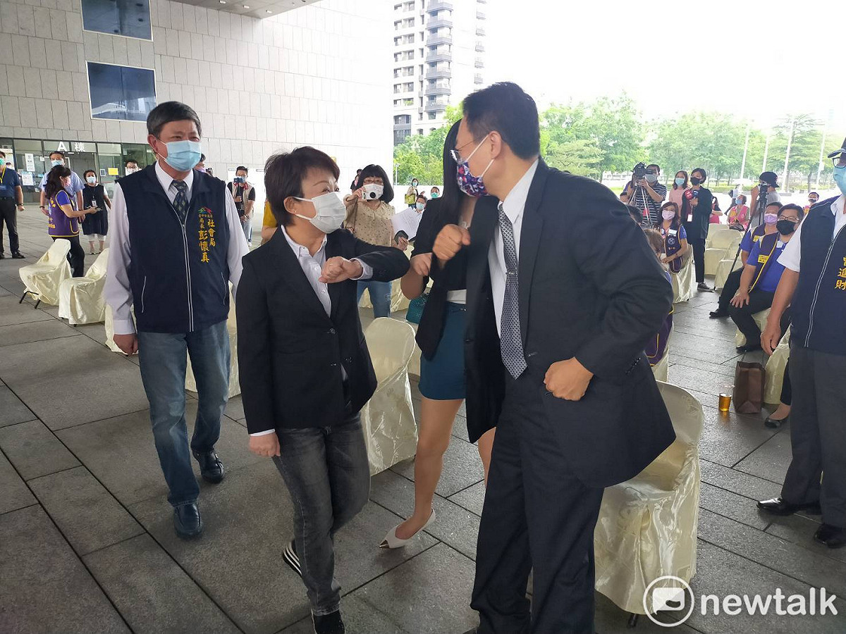 盧秀燕與卓伯源以擊肘代替握手。 唐復年/攝