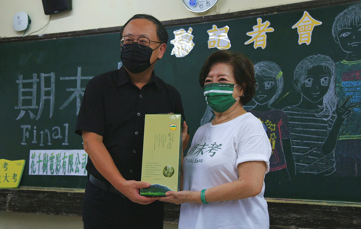 史哲(左)回贈陳淑芳阿蓮特產蜂蜜。 圖：高市文化局提供