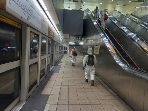 確診者足跡遍布共37站，北捷進行全面性消毒。 圖：台北捷運公司提供(資料照)