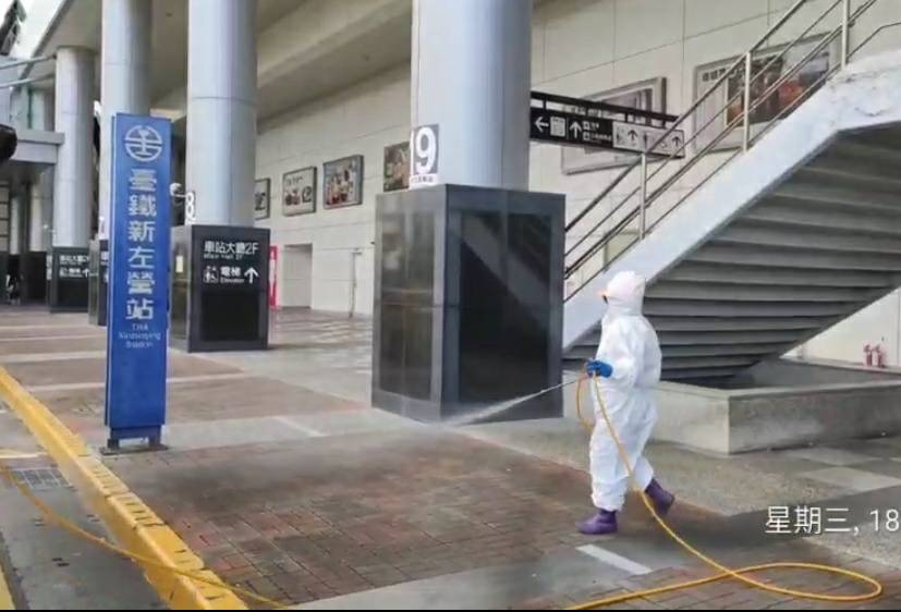 台鐵左營站進行清消。 圖：高市環保局提供