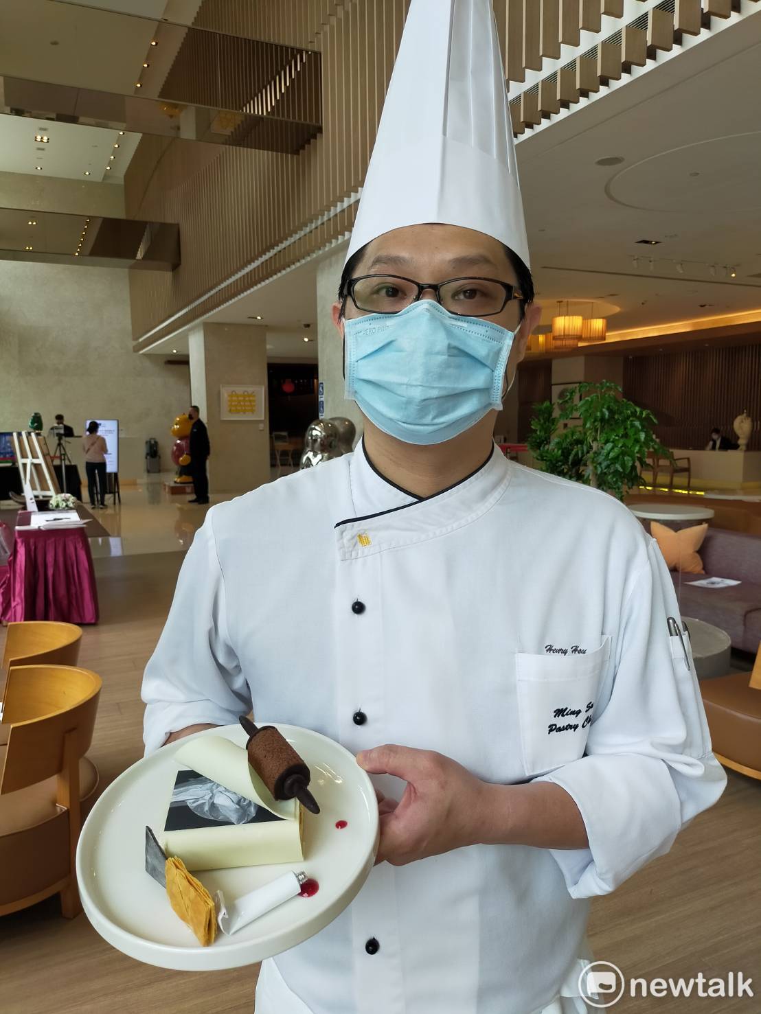 點心坊主廚蘇育民以版畫創作過程為靈感，匠心打造同名款藝術甜點，作畫所需使用的石版、滾筒、刮刀一變而為點心，風味不凡外、創意十足。 唐復年/攝