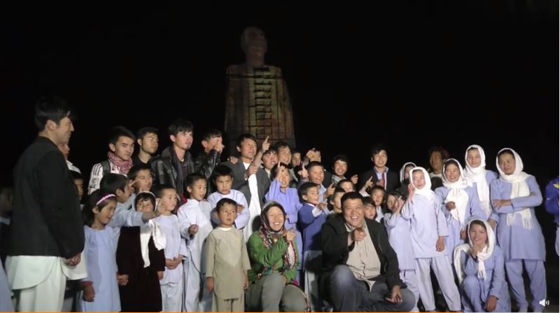 張昕宇夫婦當時到阿富汗旅行，發現巴米揚大佛仍是不少當地人心中的信仰，於是才決定動手「還原」。 圖：翻攝微博