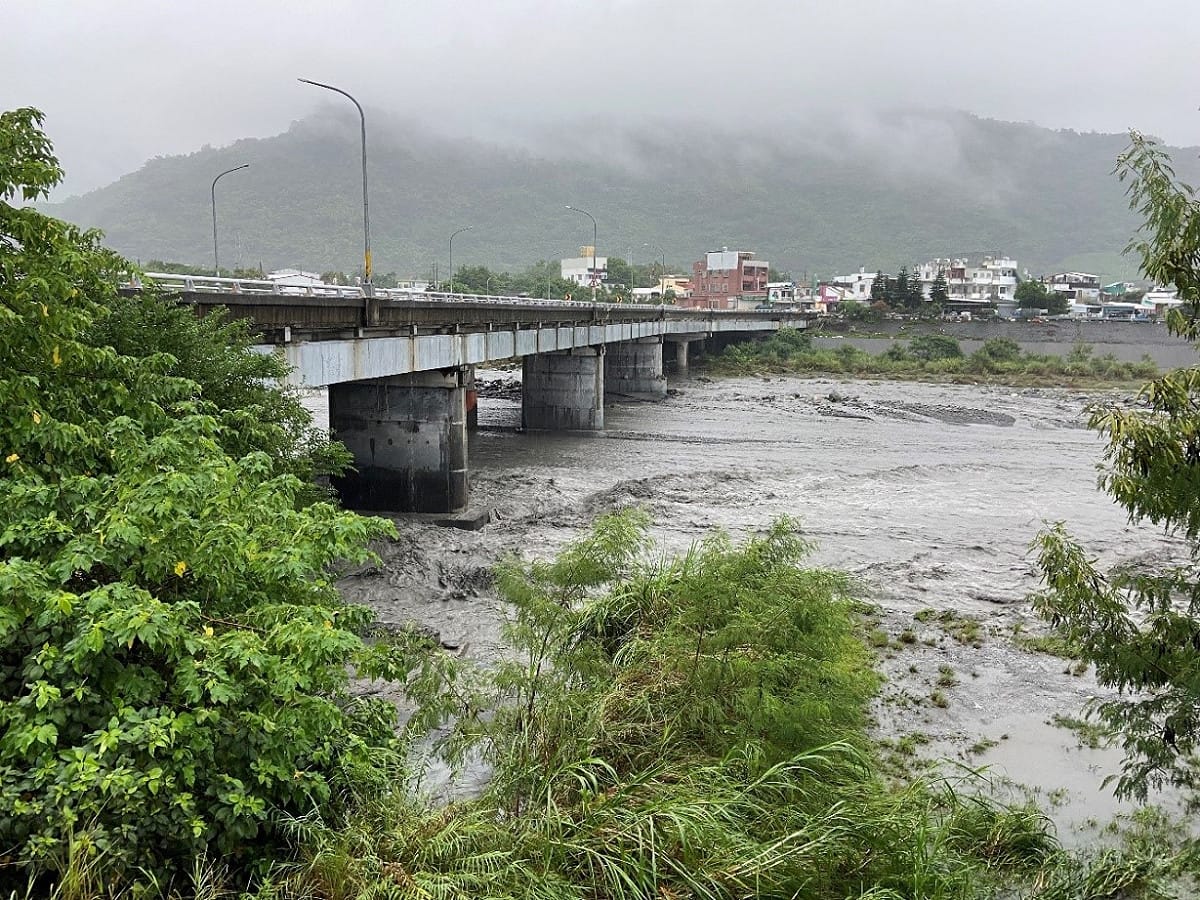 台東林管處表示目前大南溪水位已趨於穩定，水流穩定通過新園橋，對於橋梁、河防安全並無影響。 圖：台東林管處／提供