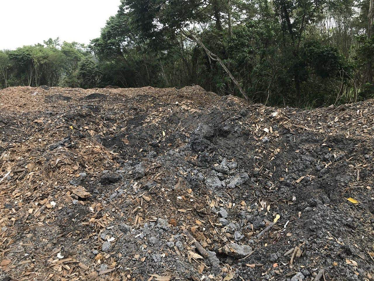 嘉義縣某處農地遭人非法掩埋廢棄物。 圖：嘉義地檢署/提供