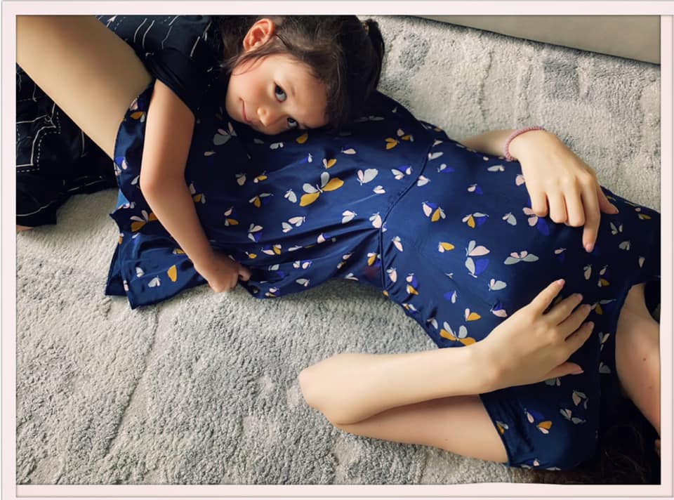 瑞莎的女兒Nika將頭靠在媽媽的孕肚上，模樣看起來非常可愛。 圖：翻攝自瑞莎臉書