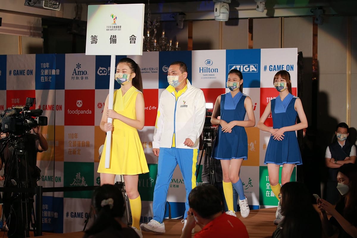 侯友宜身穿代表大會工作人員服裝走秀 圖：新北市體育處提供