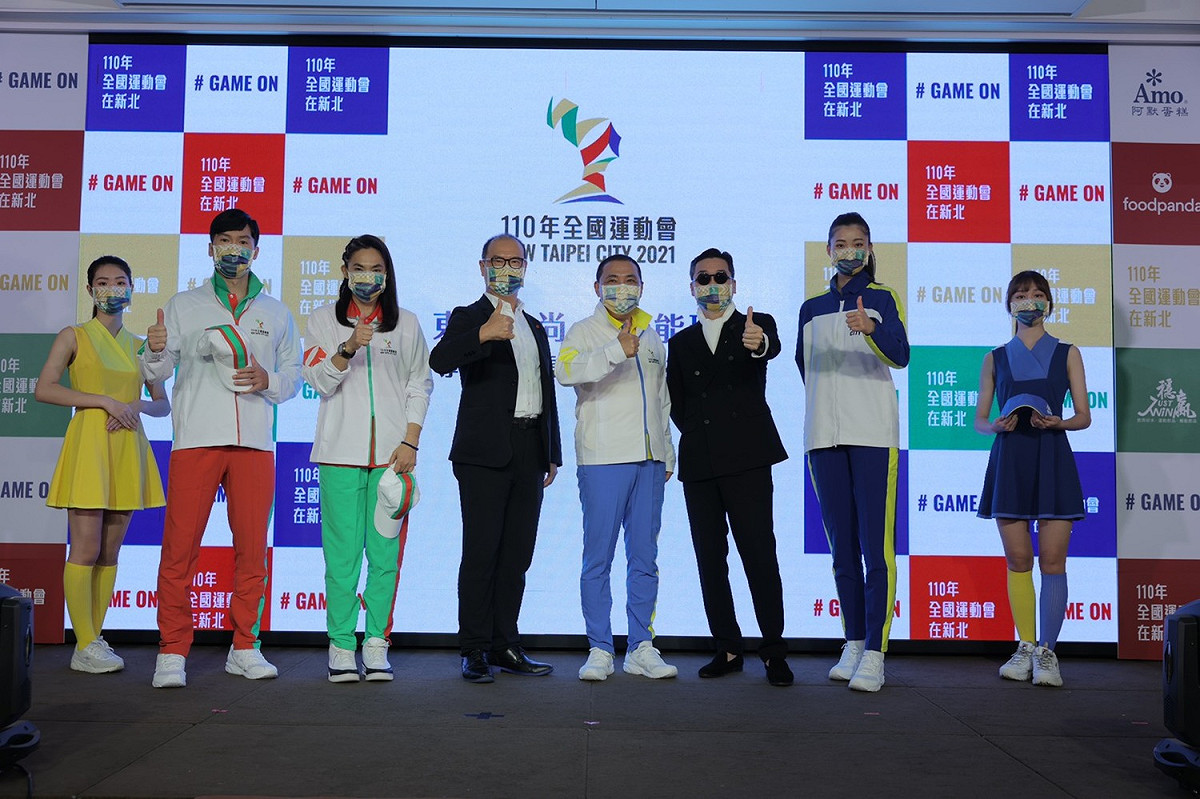 設計師陳俊良與神采董事長陳國欽共同打造110全運會大會服裝 圖：新北市體育處提供