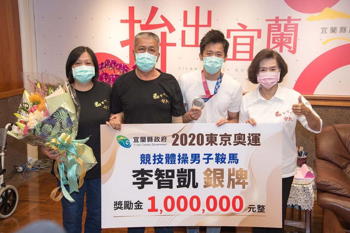 林姿妙（右1）親自頒發100萬元獎勵金，獎勵並恭喜李智凱（右2）為國爭光。 圖：宜蘭縣政府