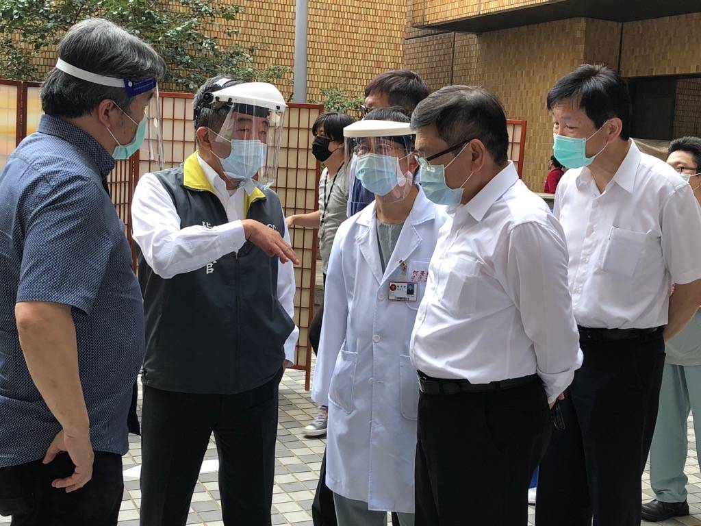指揮官陳時中與醫福會執行長王必勝今日視察台電。 圖：台電／提供