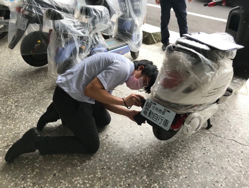 自30日起微型電動二輪車將納管領牌照，移工登記機車或微型電動二輪車時應檢附雇主同意書。(示意圖) 圖：新北市交通局/提供