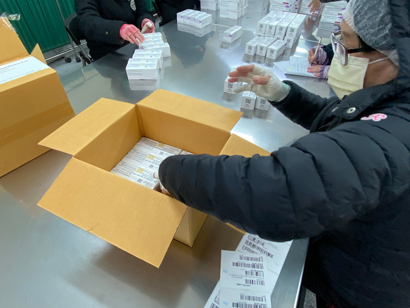 食藥署表示，我國自購第五批AZ疫苗52.4萬劑今（19）天完成檢驗封緘程序。 圖：食藥署/提供