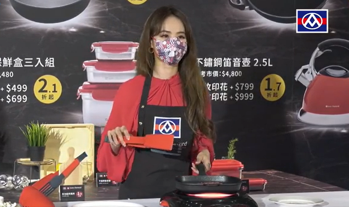 蔡依林在鏡頭前示範煎牛排，看起來頗有架勢，她表示平時自己會做炒青菜、煎魚、煎牛排、泡菜豆腐鍋等料理。 圖：翻攝自全聯臉書