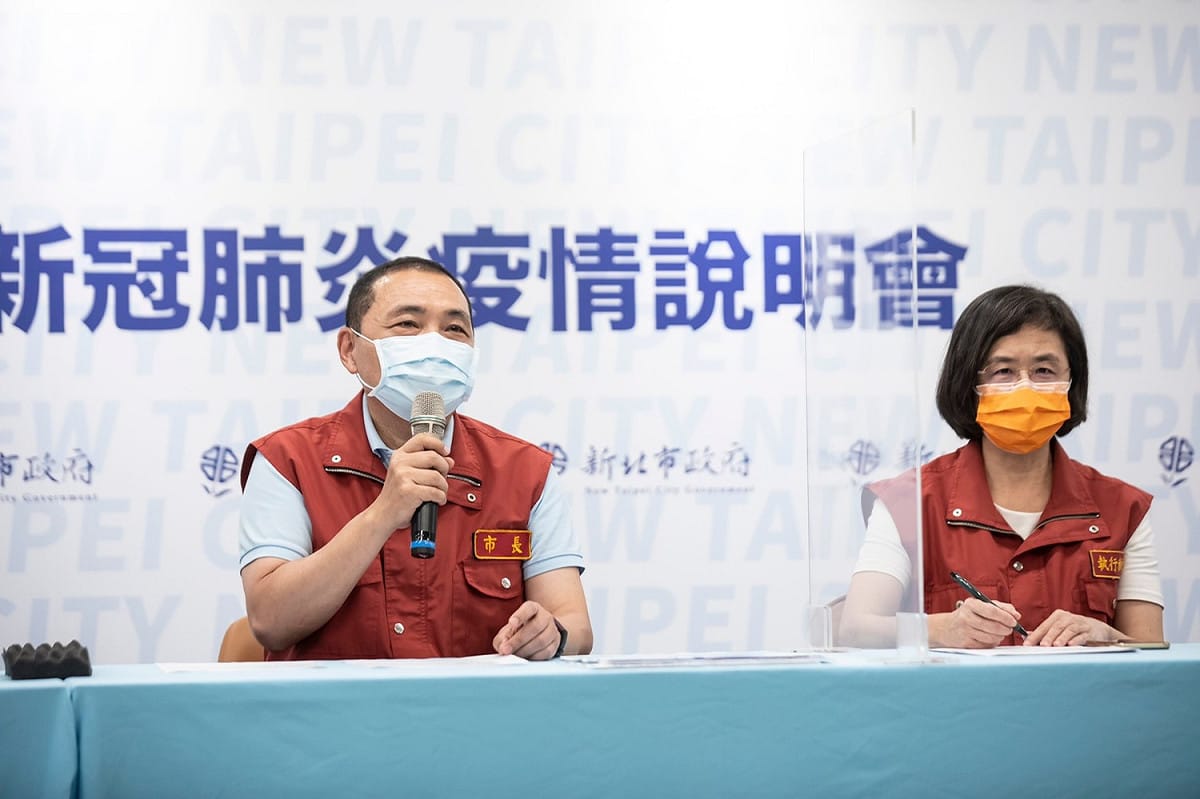 「恩恩延誤送醫案」無關藍綠，藍白支持者各有兩成降低對侯友宜(左)的好感度。(圖右為衛生局長陳潤秋)