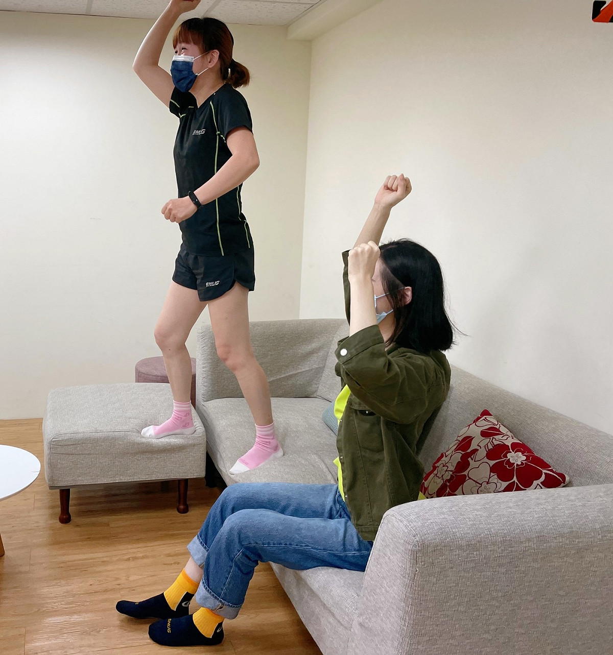 穿上聯名襪在家也能應援中信兄弟。 圖:中信兄弟贊助商/提供
