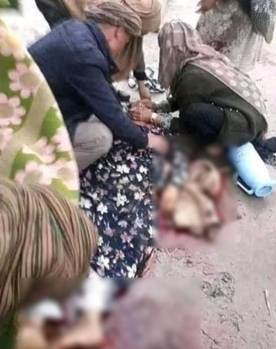 一名阿富汗少女上周遭塔利班在路邊槍殺身亡，原因竟是沒有穿傳統罩袍服飾，家屬圍繞遺體痛哭。 圖：翻攝推特