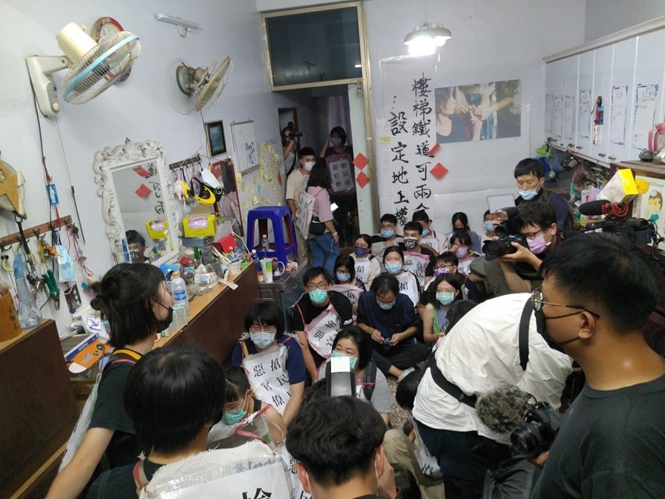 聲援者死守黃春香家。 圖：翻攝黃春香臉書