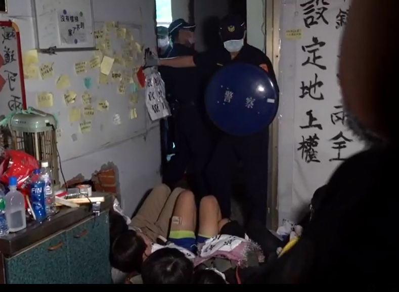 聲援者死守黃春香家，高喊警察暴力。 圖：翻攝黃春香臉書影片
