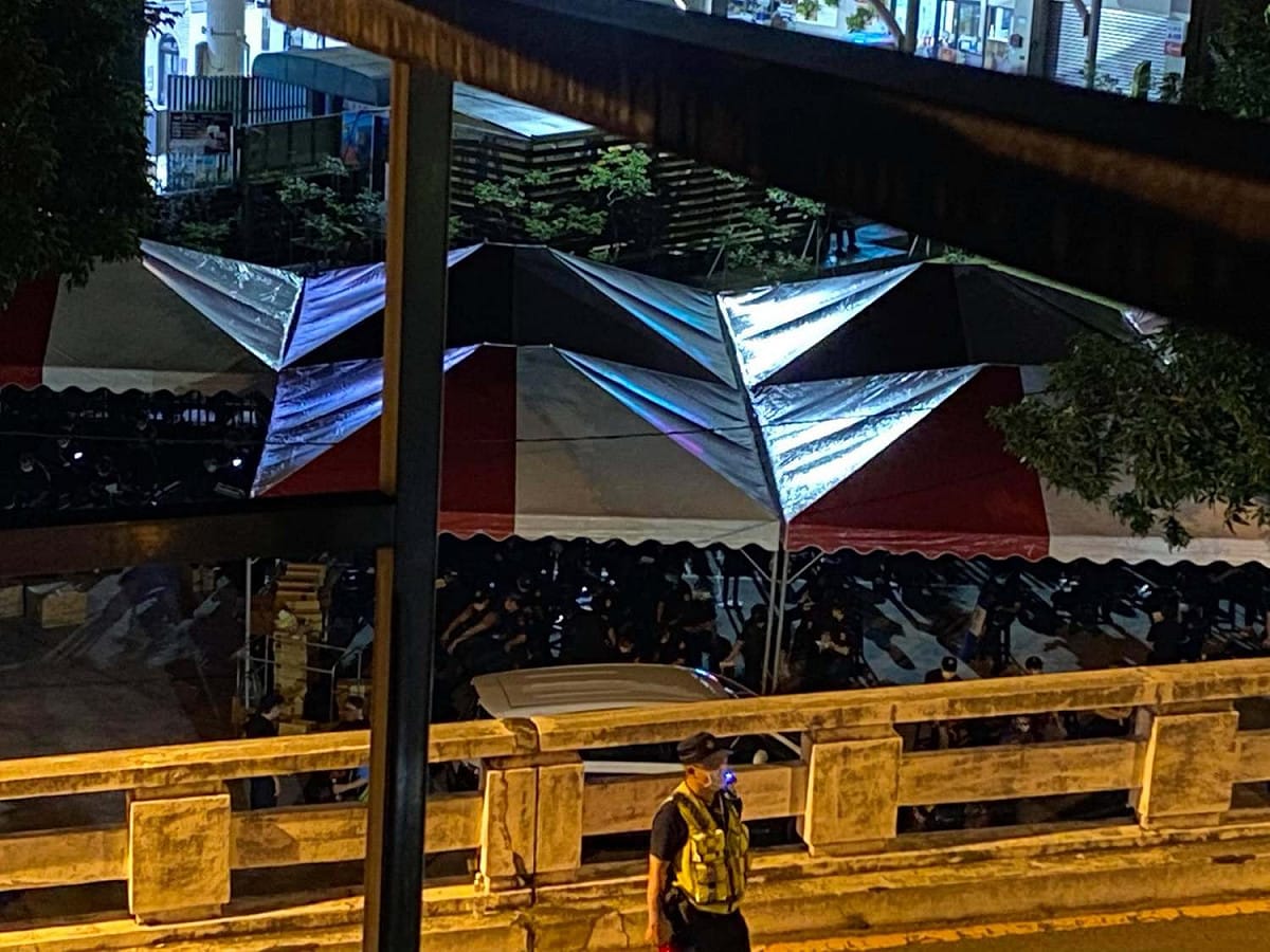 鐵道局約凌晨2點封閉地下道入口，將近3點警方封閉巷口，並迅速包圍黃家。 圖：翻攝黃春香臉書