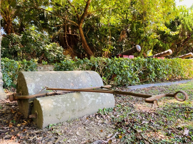 「網球整地式」點子來自草地網球場的鐵製把手滾輪，要拉動它的姿勢就像現在流行的深蹲。「早起按鈴式」則是模仿領事按僕役呼叫鈴的動作，轉換成屈肘、捲腹等姿勢。 圖：淡水古蹟博物館提供