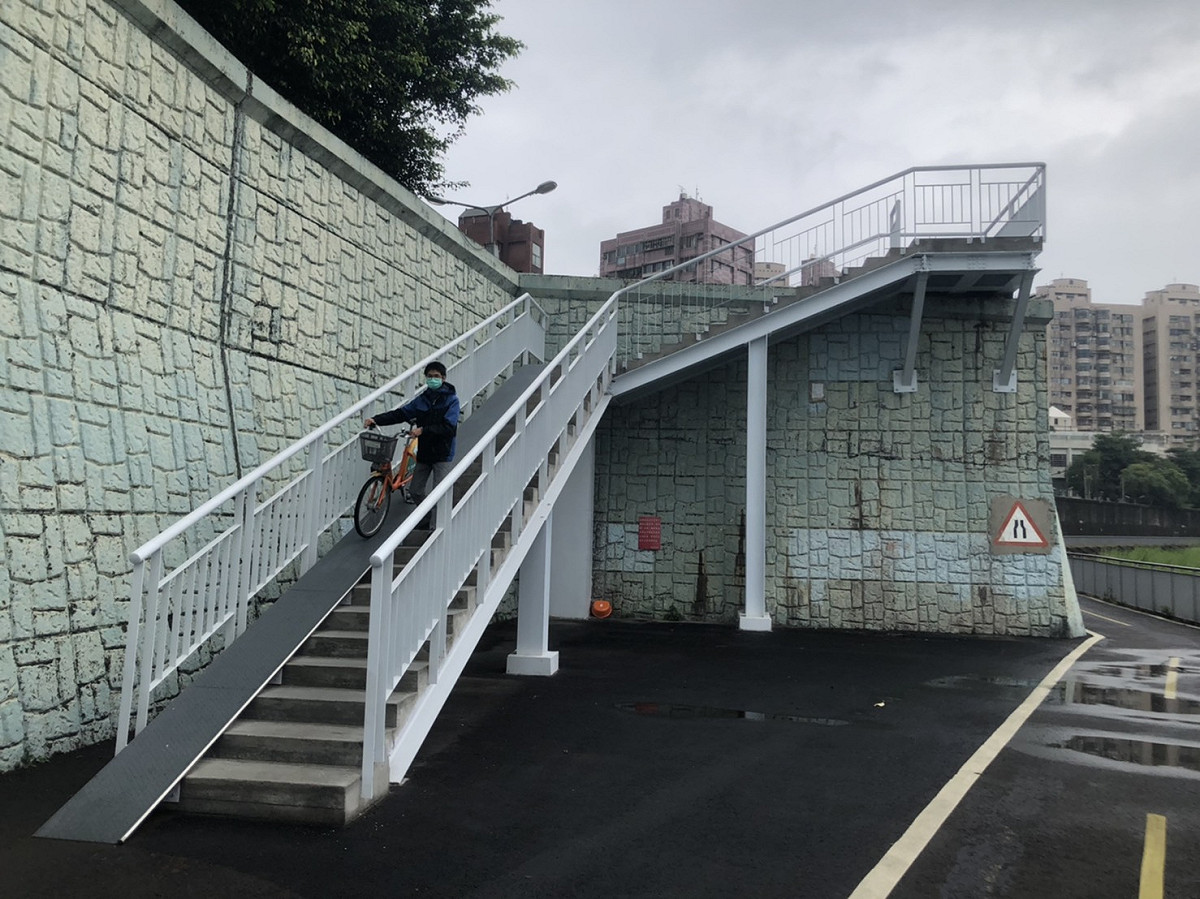 坡度大幅下降為20度且增設自行車牽引道，可輕鬆前往景美溪自行車道。 圖：新北市水利局提供
