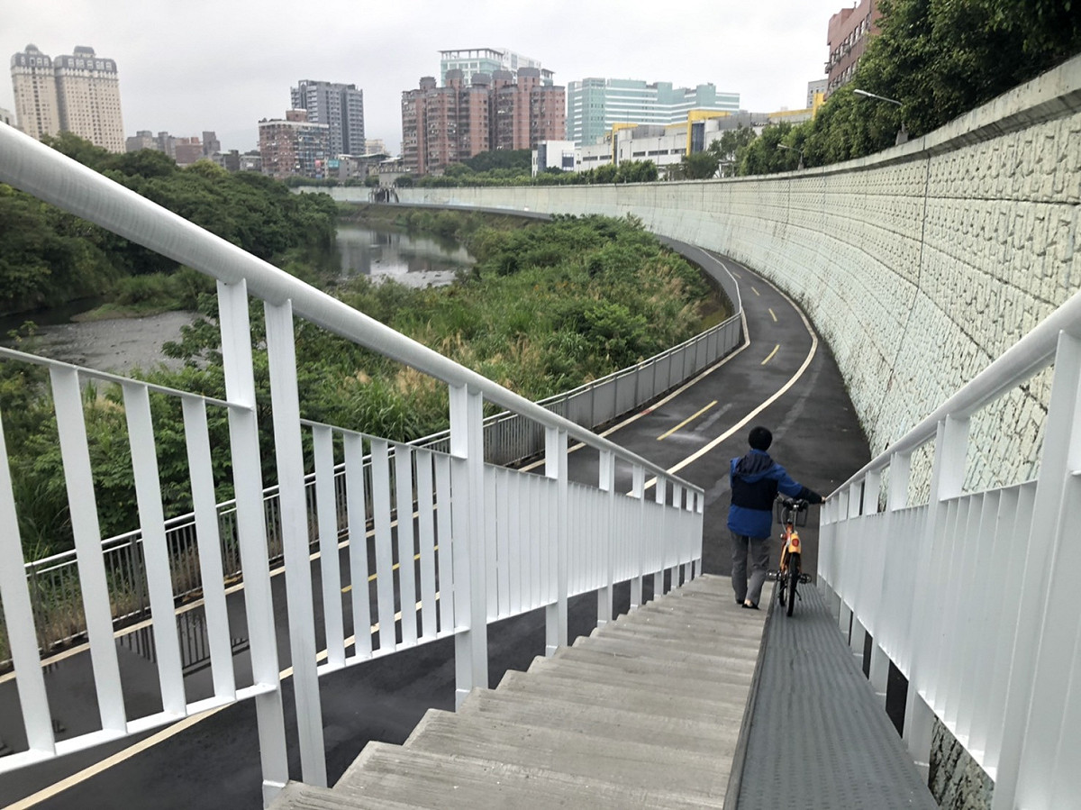 騎著腳踏車欣賞景美溪沿線風景，暢遊碧潭、陽光公園、臺北市立動物園等熱門觀光風景區。 圖：新北市水利局提供