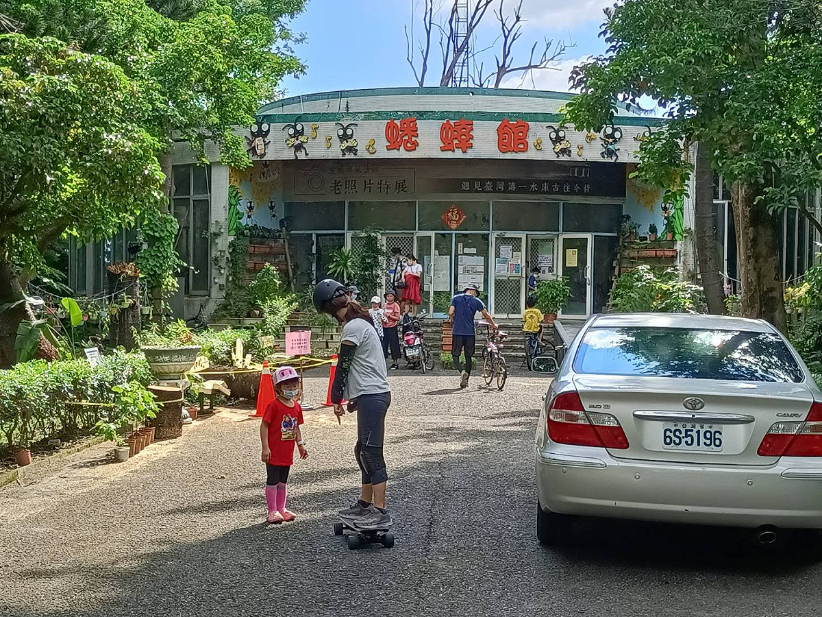 祖孫同遊虎頭埤。 圖：台南觀旅局／提供