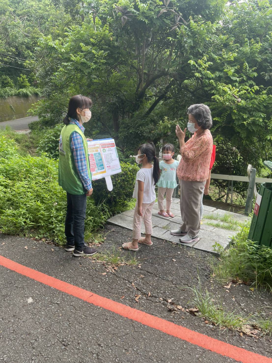 園區的稽查人員進行巡查與勸導。 圖：台南觀旅局／提供