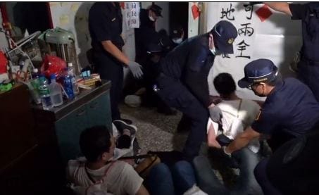 警方今晨6時進場將屋內聲援者逐一拖離現場。 圖：翻攝陳椒華臉書影片