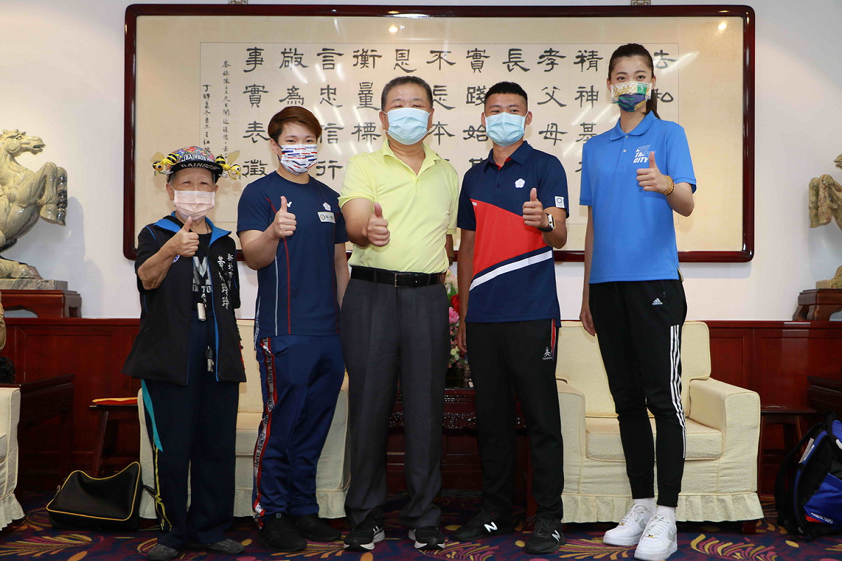 新北市議長蔣根煌 (中)表揚東奧奪牌選手羅嘉翎 (右一)湯智鈞 (右二)陳玟卉 (左二)，市議員黃林玲玲陪同。 圖：新北市議會提供