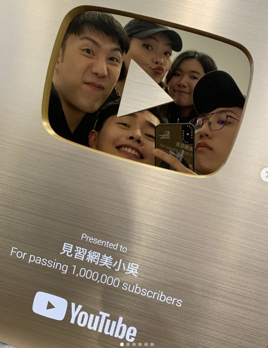 小吳團隊開箱百萬訂閱獎牌。 圖：翻攝IG/見習網美小吳