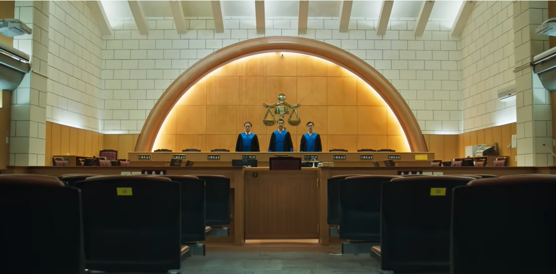 我國刑事訴訟制度由職權調查主義變成「改良式」當事人進行主義，而不是西方社會的「當事人進行主義」，容易引起檢察官與法官之權責不清，以至於「司法正義」及「伸張人權」難以實踐，但檢察官與法官很少自我檢討改進。（示意圖） 圖：擷自國民法官宣傳片影片（資料照片）