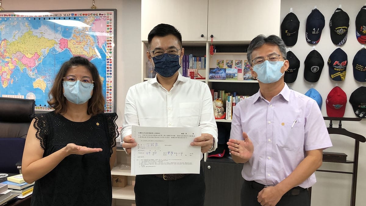 國民黨主席江啟臣（中）響應撤銷高端EUA公投。 圖：江啟臣辦公室/提供