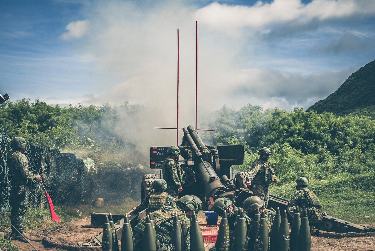機步333旅砲兵營日前於三軍聯訓基地，實施155榴彈砲實彈射擊。 圖：翻攝中華民國陸軍臉書