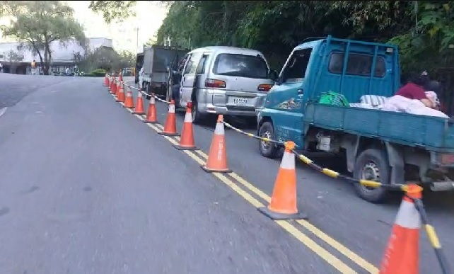 公路總局今天上午8點緊急開通高雄天池到台東向陽路段，一早就有超過50部車排隊受檢。 圖：民眾／提供