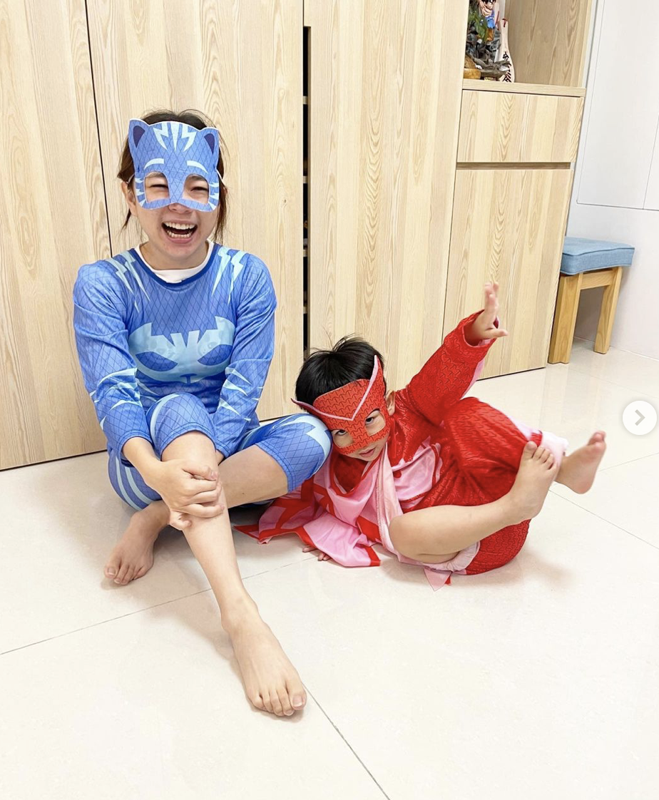 二伯發出陪兒子角色扮演的合照。 圖：翻攝IG/嘎嫂二伯