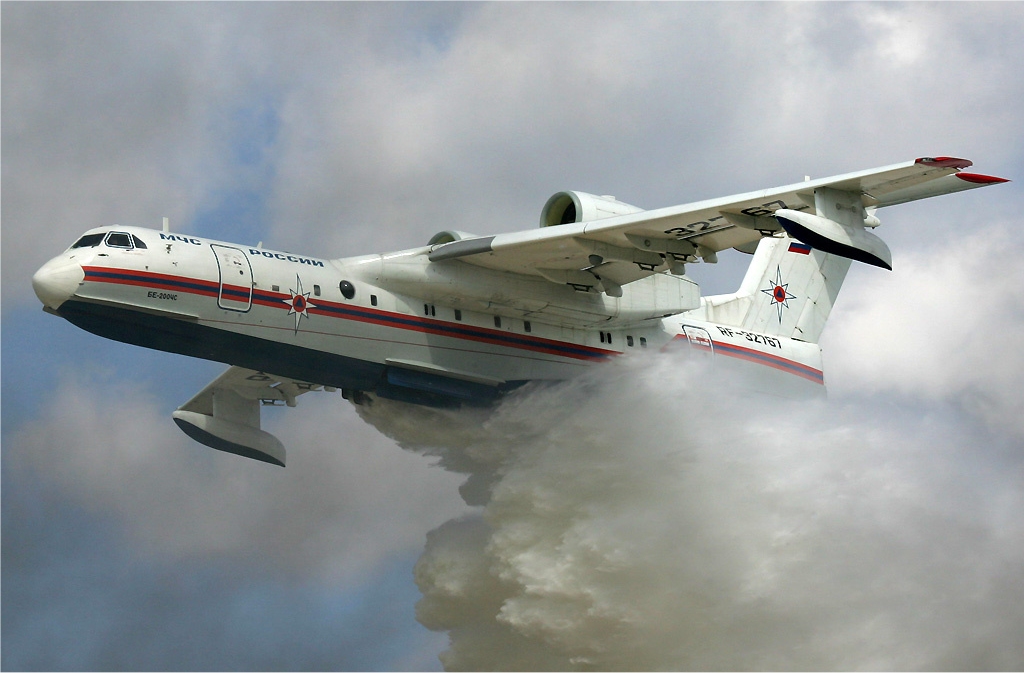 正在執行灑水滅火任務的俄羅斯「Be-200」大型水陸兩棲運輸機。 圖：翻攝維基百科/Dmitriy Pichugin