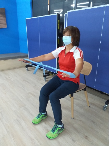 全國身障運動會七連霸選手王碧珠和大家一起動起來。 圖：新北市體育處提供