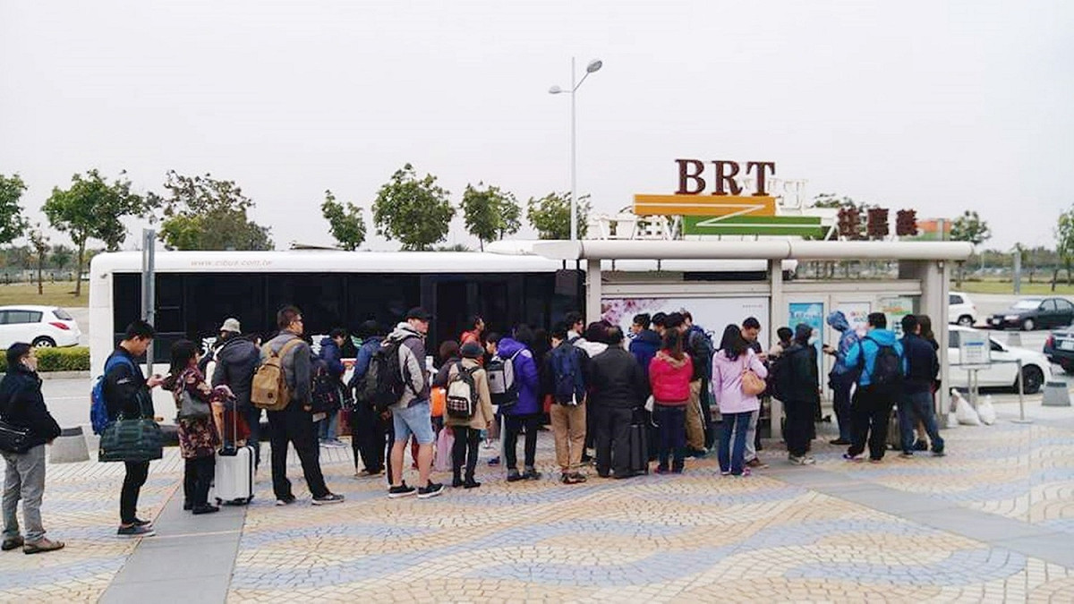 嘉義市長黃敏惠表示，嘉義高鐵BRT運量已飽和，但中央承諾的聯外軌道至今沒有消息。 圖：嘉義客運/提供