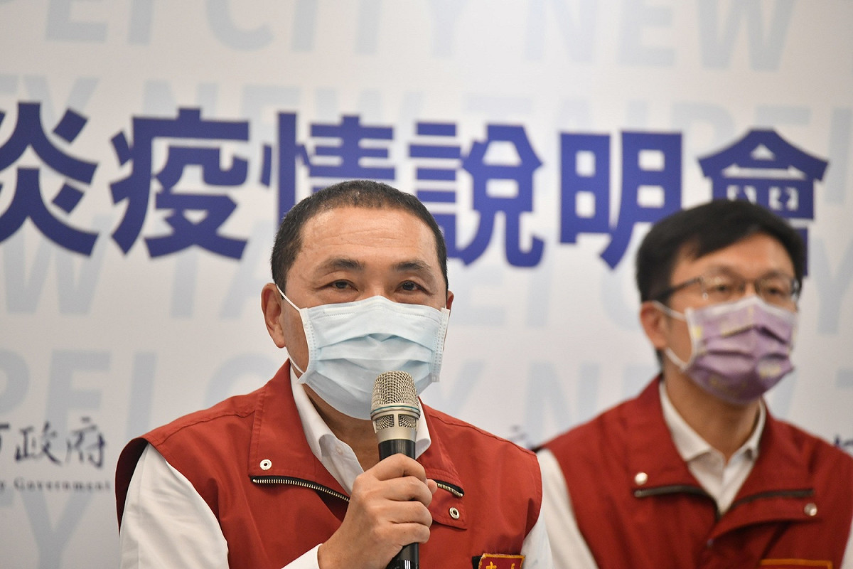侯友宜說明新北市餐飲內用仍需採梅花座及使用隔板，除了孩童或長輩等需要被照顧用餐者可取消隔板限制，但僅限單一位子。 圖：新北市政府／提供