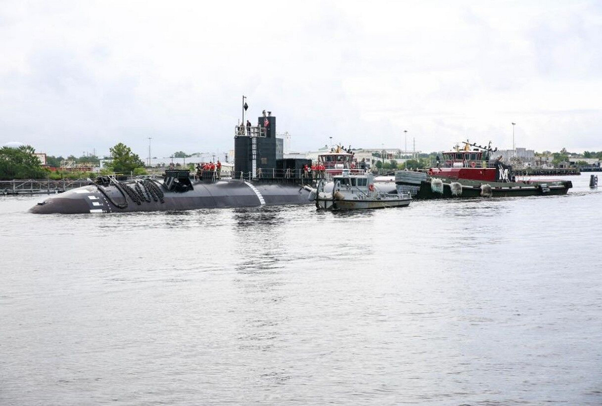 美軍核潛艦「舊金山號(SSN-711)」改裝繫泊訓練艦被拖入查爾斯頓港。 圖：翻攝DVIDS網站