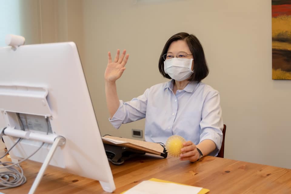 總統蔡英文20日再度與東奧國手視訊，左手握著寵物球舒壓 圖：蔡英文臉書