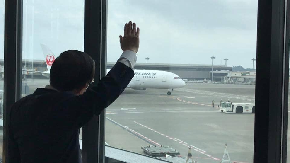 日本3次支援台灣疫苗共334萬劑。駐日代表謝長廷送機。 圖：翻攝自謝長廷臉書