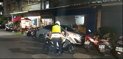 警察與動保處人員獲報趕到事發現場。  圖：新北市動保處提供
