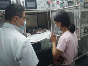 動保處長楊淑方 (右)與醫師討論受虐貓的傷勢。 圖：新北市動保處提供