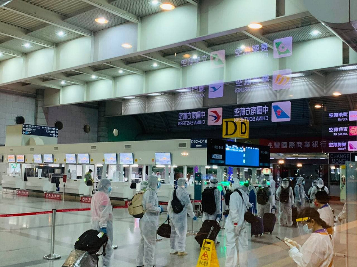 外交部20日以專案方式協助105名印尼籍船員、16名印尼滯台僑民搭乘專機返國。 圖：外交部／提供