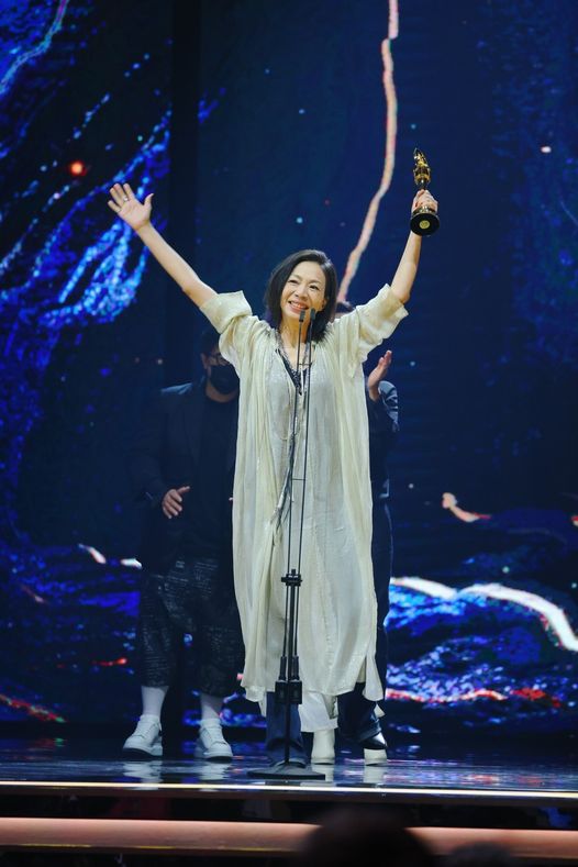 萬芳奪得評審團獎時 不小心爆了粗口 真性情讓網友大讚 圖：取自金曲ＧＭＡ臉書